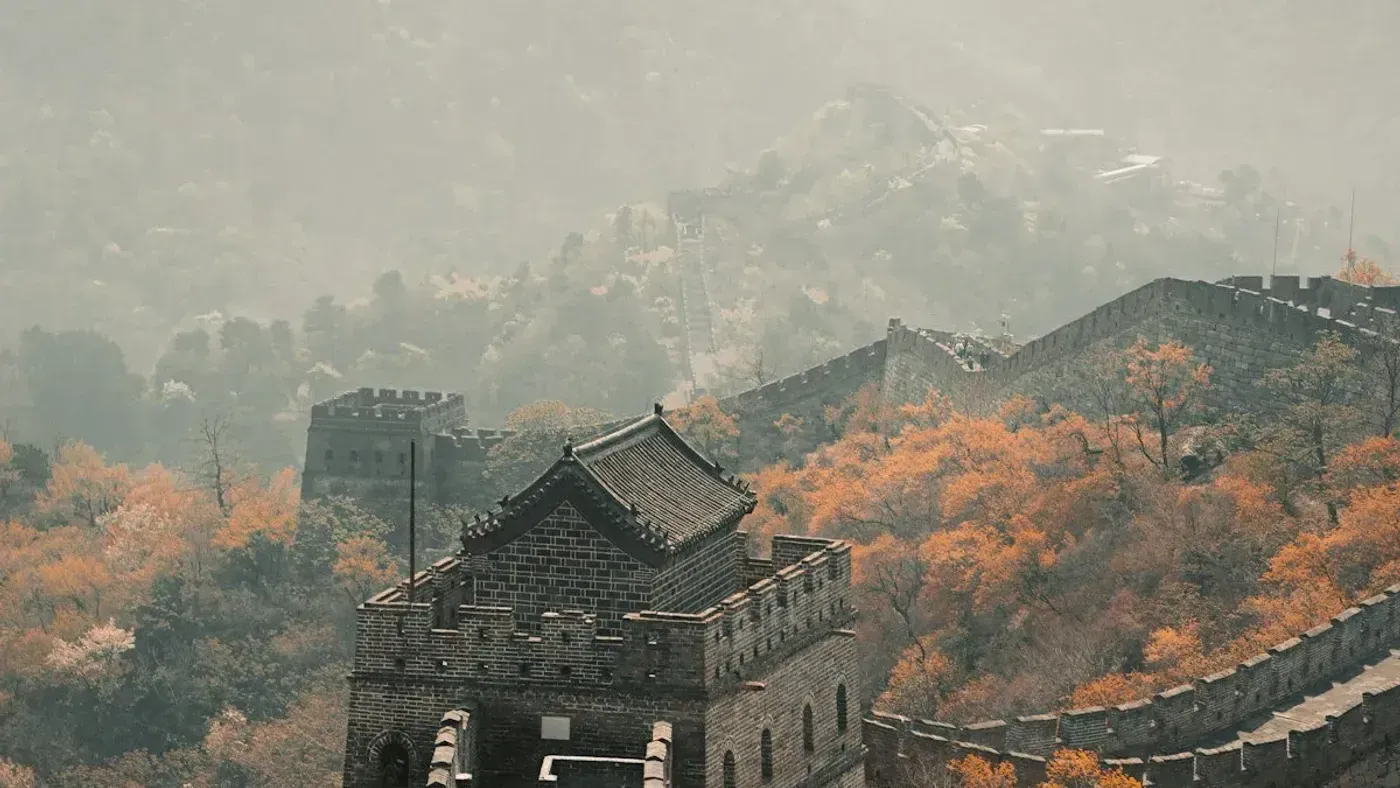 Великая Китайская стена, протянувшаяся через зелёные горы