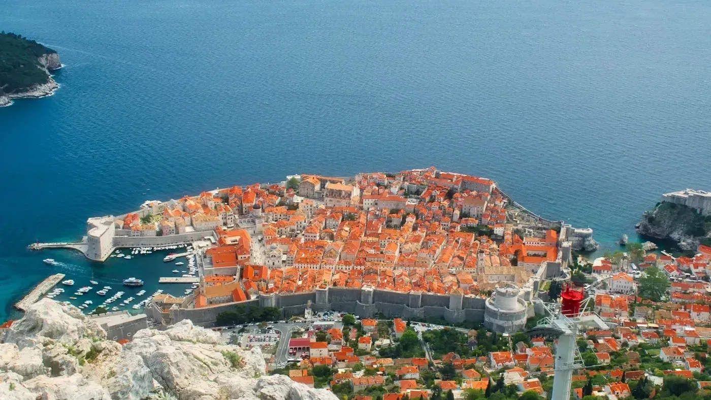 Adriyatik Denizi'ne bakan Dubrovnik'in tarihi şehir surları