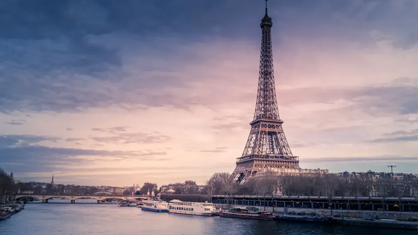 Gün batımında Eyfel Kulesi ve Paris silüeti