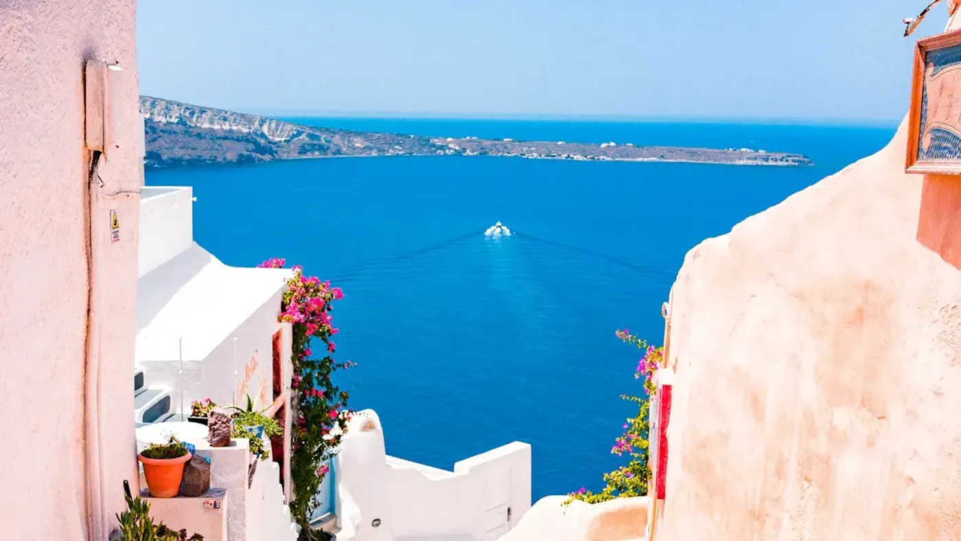 Ege Denizi'ne bakan Santorini'nin ikonik beyaz binaları ve mavi kubbeleri