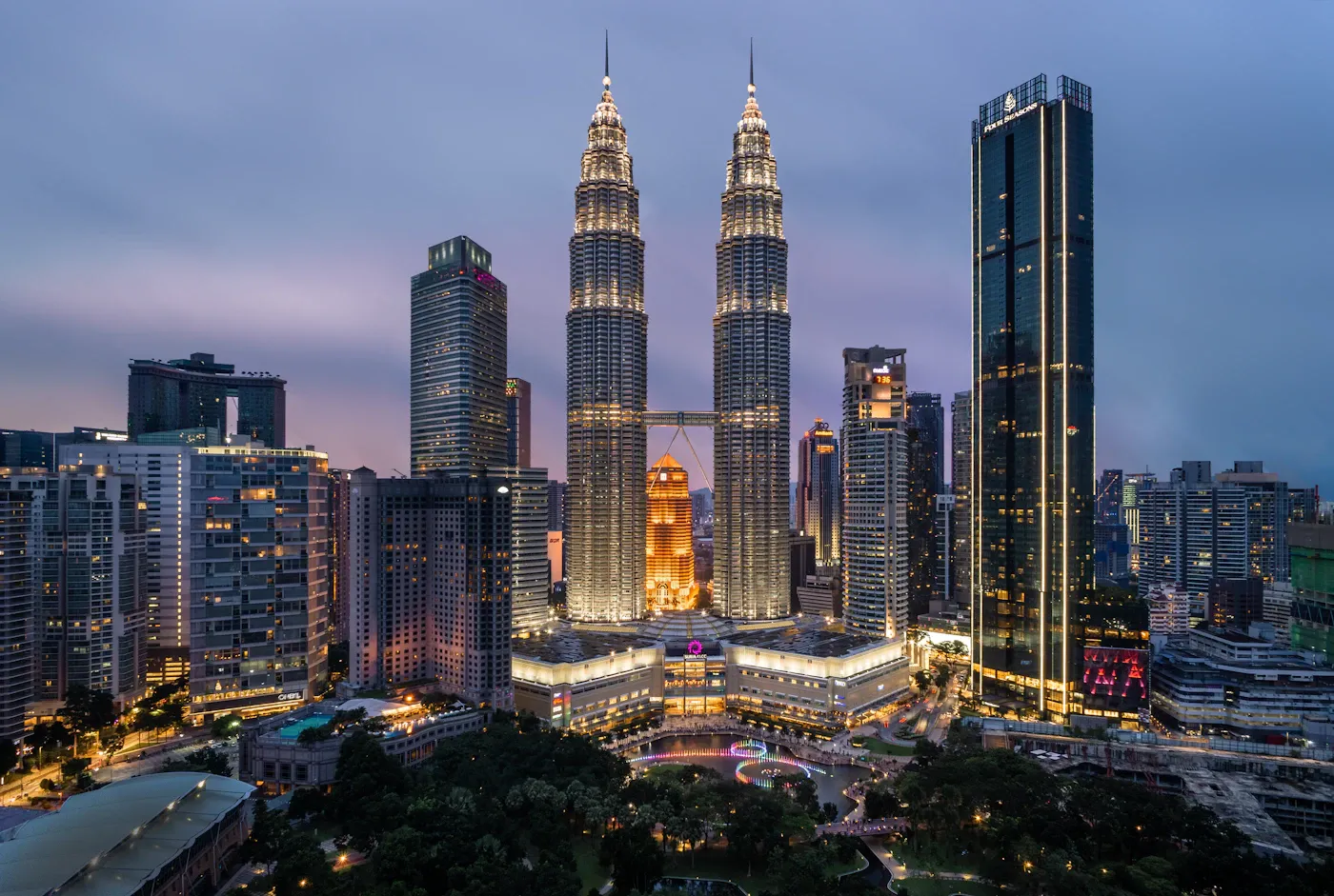 Petronas Twin Towers und Kuala Lumpur Skyline in der Daemmerung