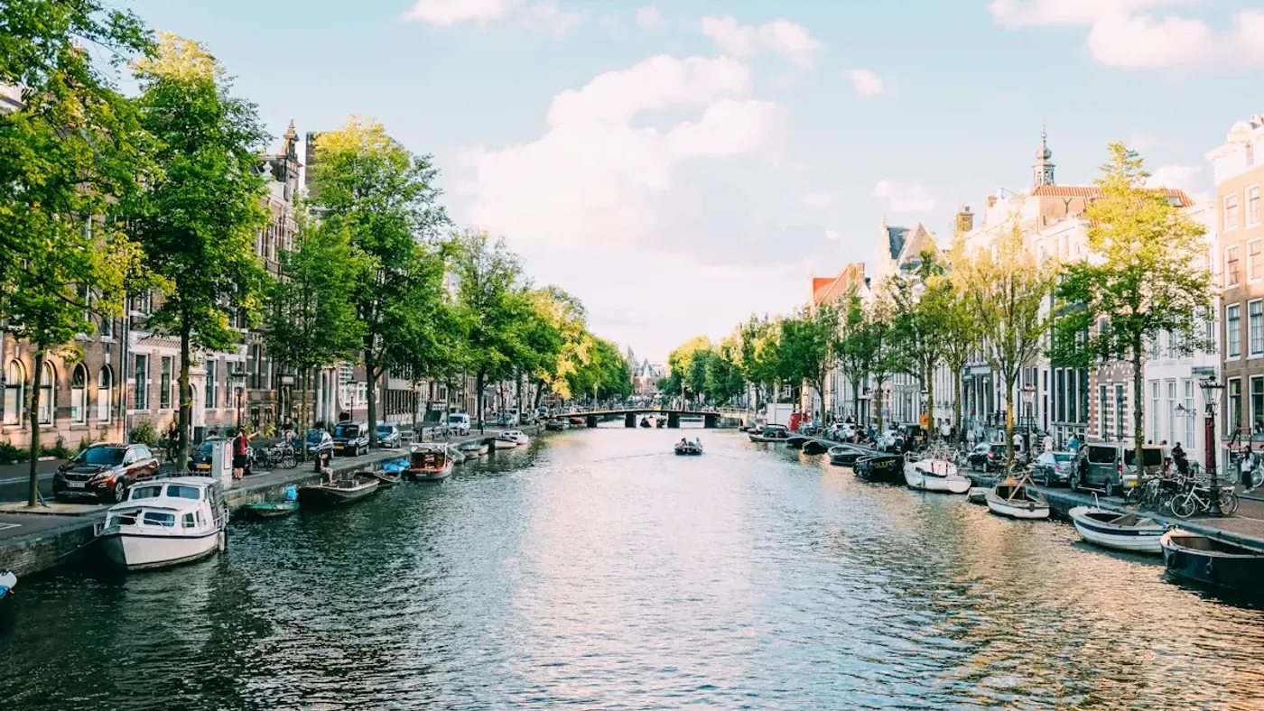 Amsterdam'da kanal evleri ve bisikletler
