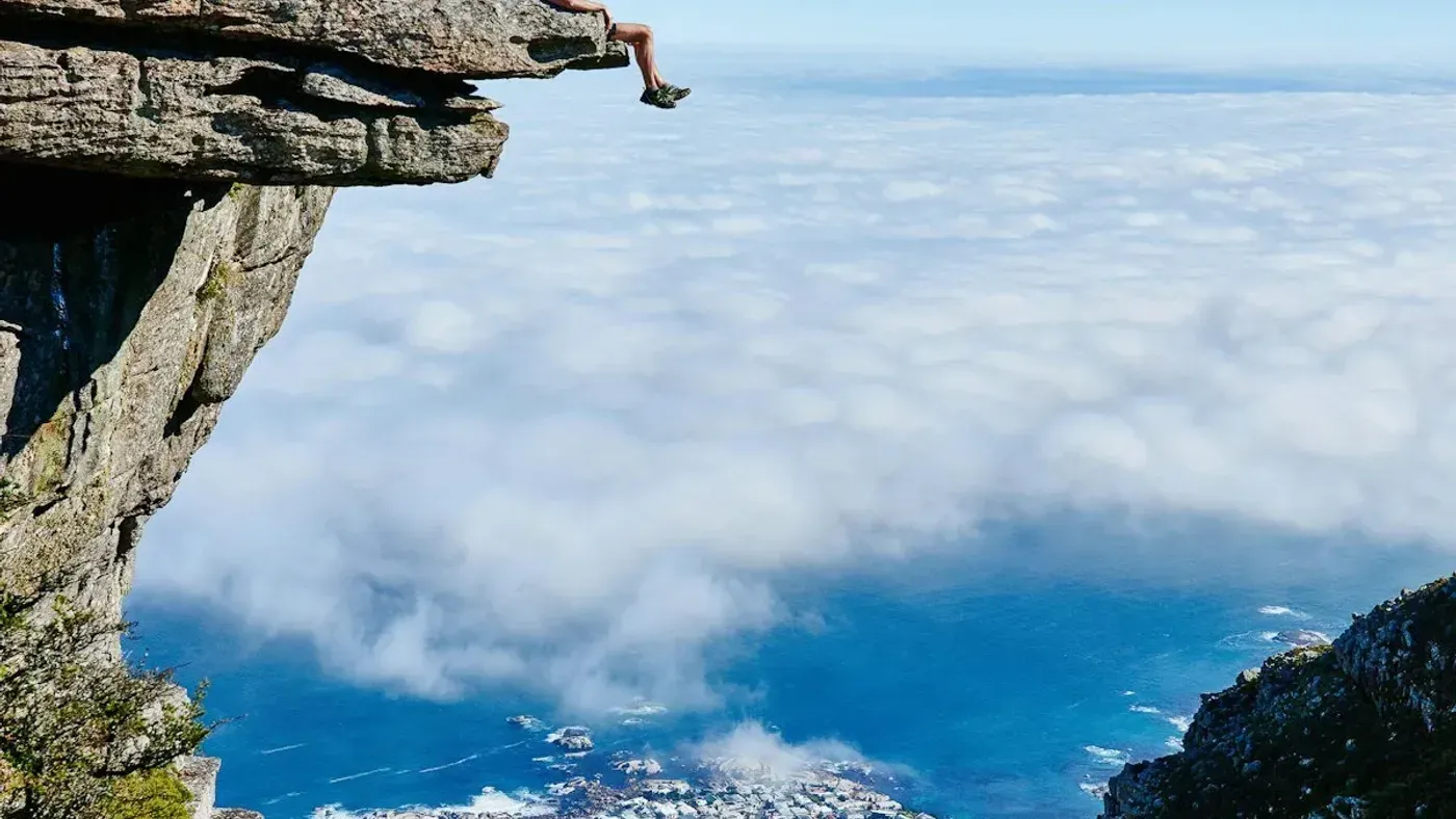 Yeni Zelanda'da dramatik dağlar ve fiyordlarla Milford Sound