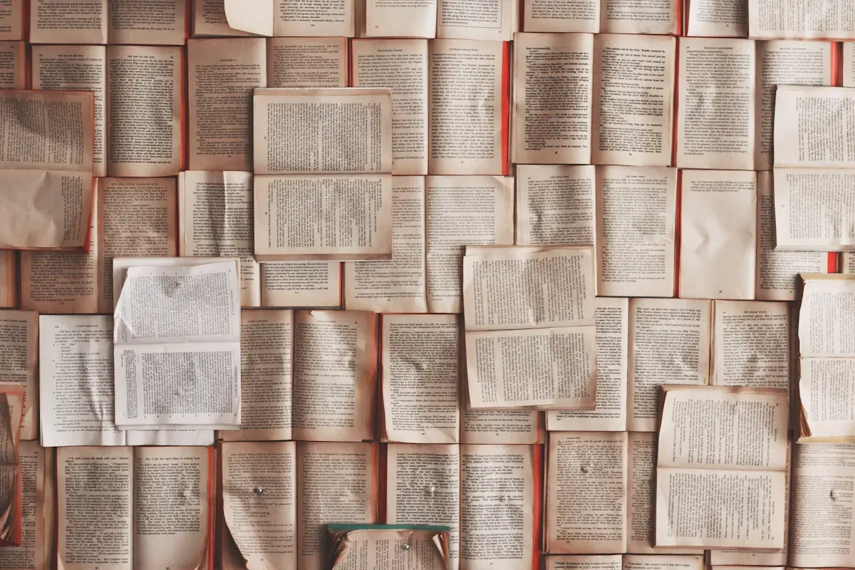 قاموس مفتوح وكتب على مكتب — مسرد تأمين الطلاب
