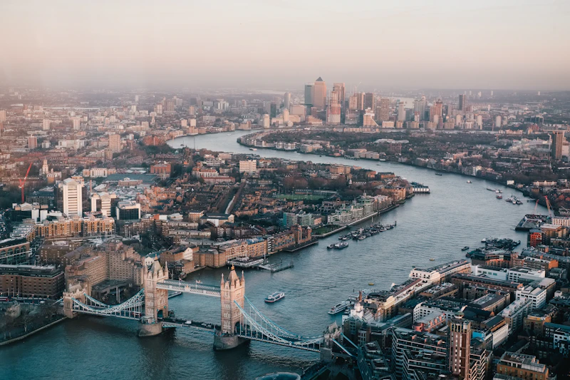 Skyline de Londres avec le Tower Bridge — représentant le système de visa et de soins de santé du Royaume-Uni pour les étudiants internationaux