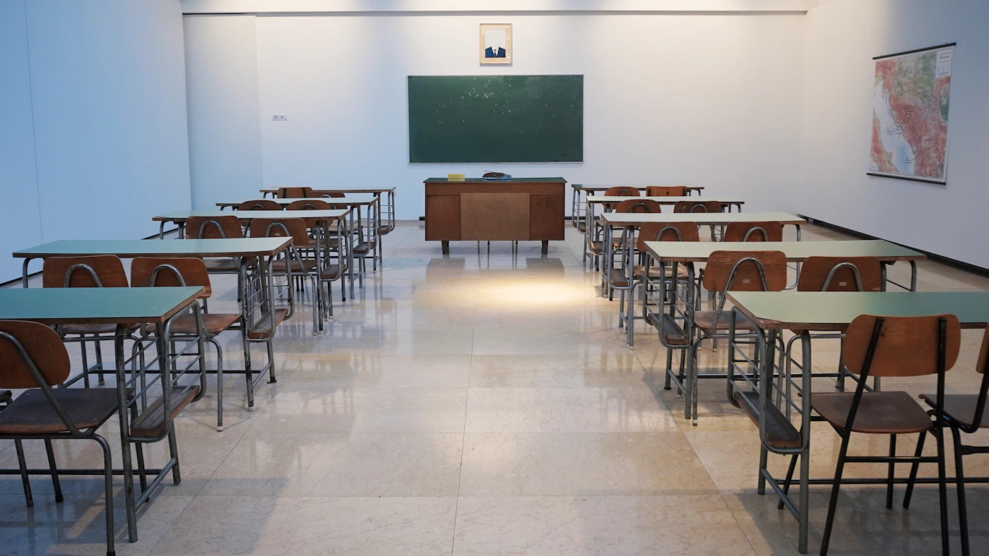 Studierende in einem deutschen Sprachkurs im Klassenzimmer
