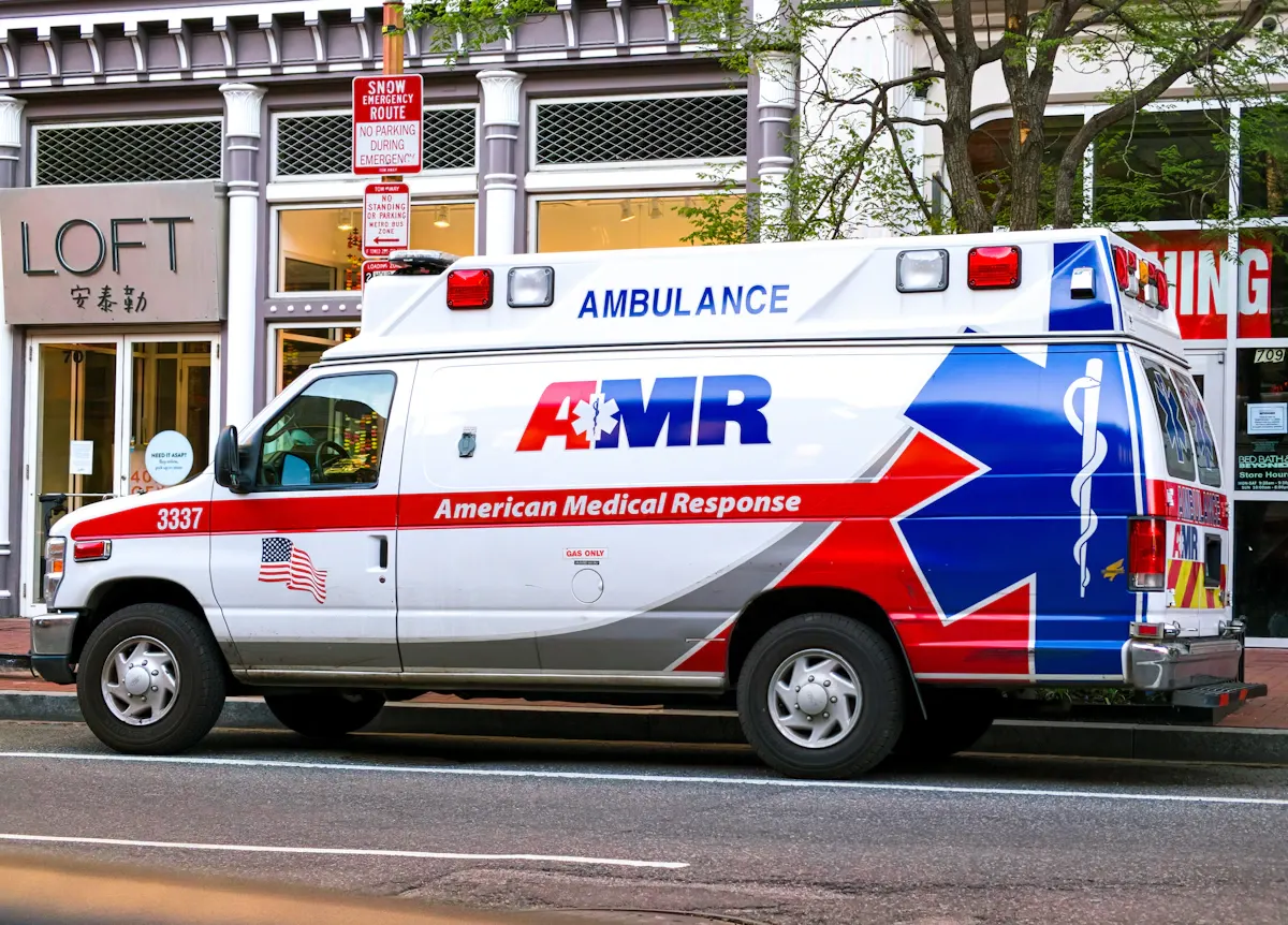 Gece şehir caddesinde ilerleyen ambulans